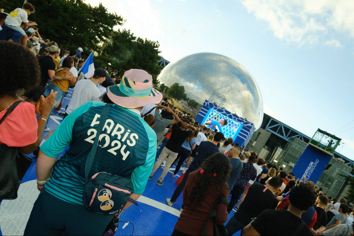 Decathlon Playground, en París. En primer plano, el uniforme de un voluntario, firmado por Decathlon.