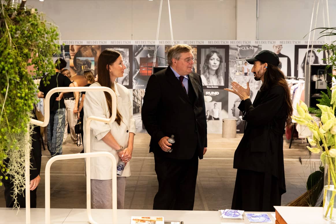 Julian Daynov (rechts) im Austausch mit CIFF-Chefin Sofie Dalva (links) und Pascal Hector, deutsche Botschafter in Dänemark (Mitte) bei Neudeutsch