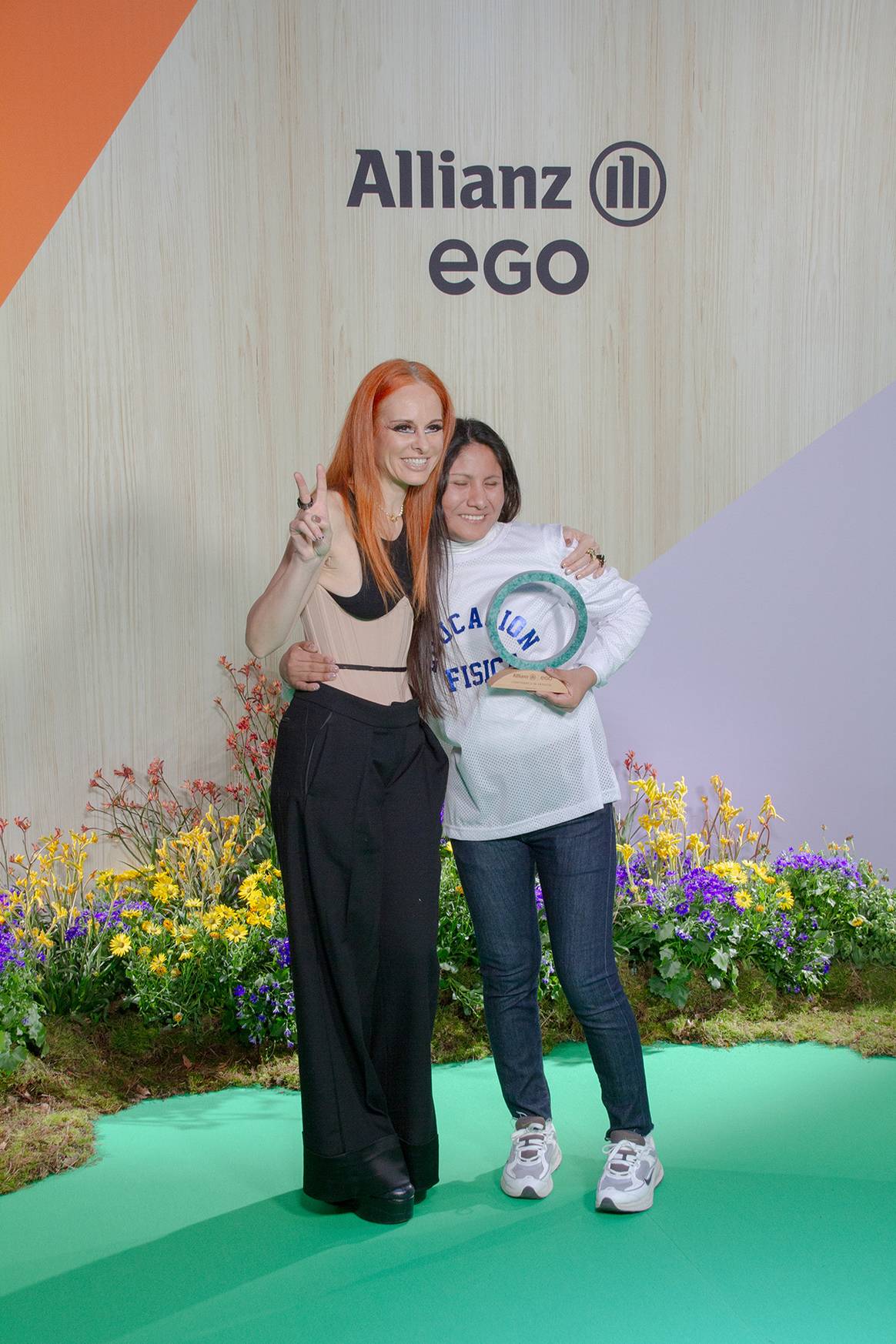 Michelle Lima, fundadora y directora creativa de Mal Studio Custom Project, recogiendo el galardón como ganadora de la sexta edición del premio Allianz Ego Confidence in Fashion.