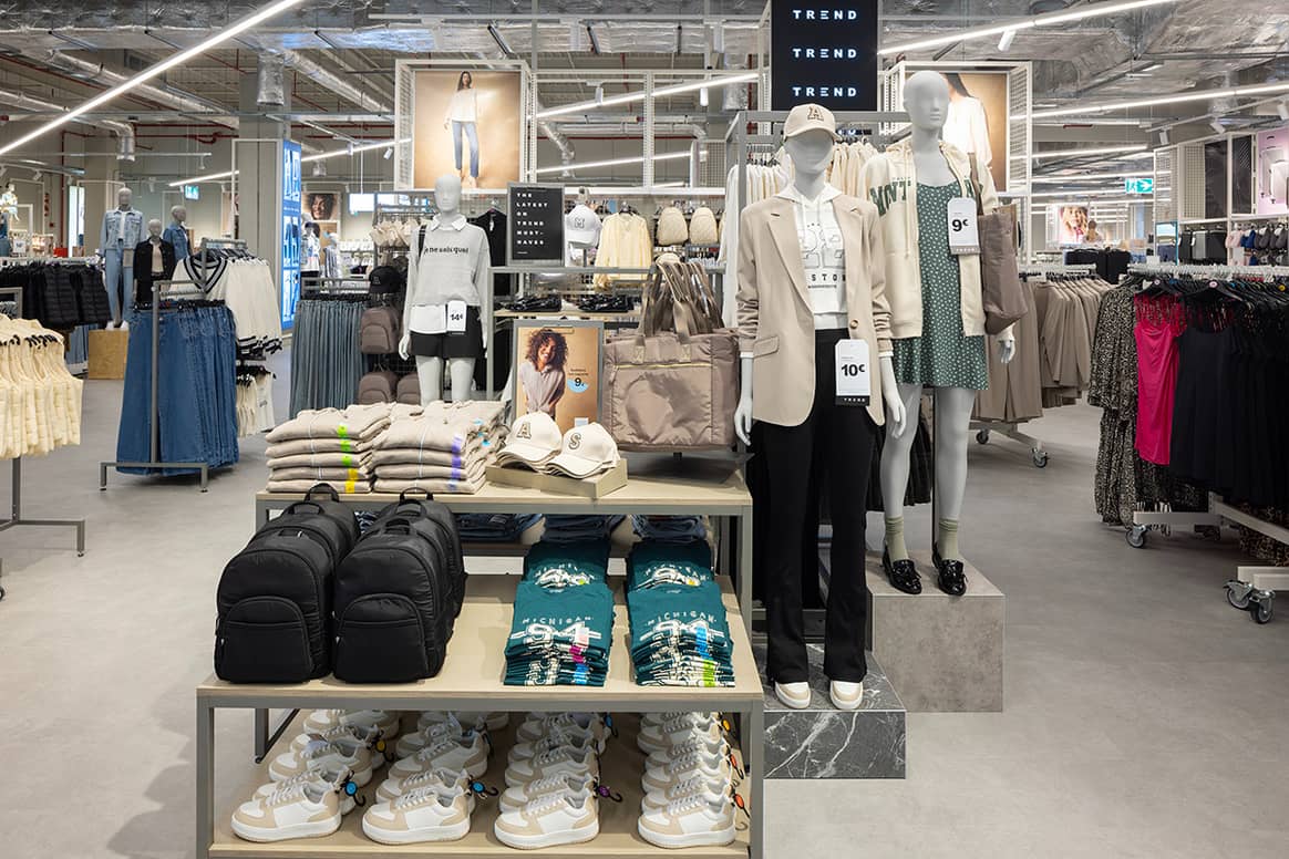 Tienda de Primark en el centro comercial H2O de Rivas-Vaciamadrid, Comunidad de Madrid (España).