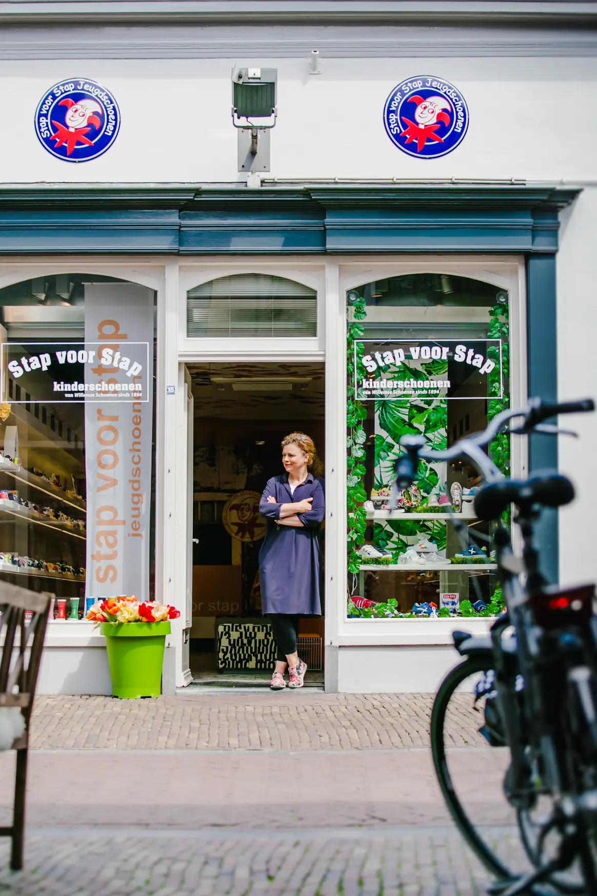 Kinderschoenenwinkel Stap voor Stap staat al ruim dertig jaar voor kennis en kwaliteit. De winkel biedt een ruim assortiment, van eerste stappers tot jeugdschoenen in maat 41.