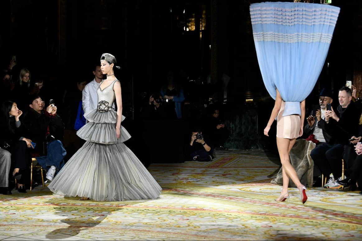 In diesen Bildern sehen Sie Chanel F/S23 Haute Couture (links) & Chanel ready-to-wear H/W23 (rechts) via Launchmetrics Spotlight.