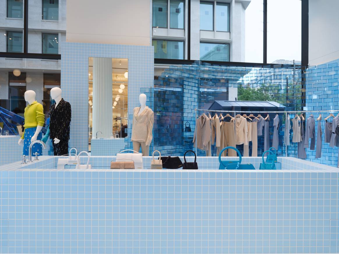 Uso del color en las concept stores. La marca de lujo Jacquemus eligió el azul pastel para su pop-up temática en Londres en mayo de 2022. Imagen: 'Le Bleu' pop-up de Jacquemus, propiedad Jacquemus