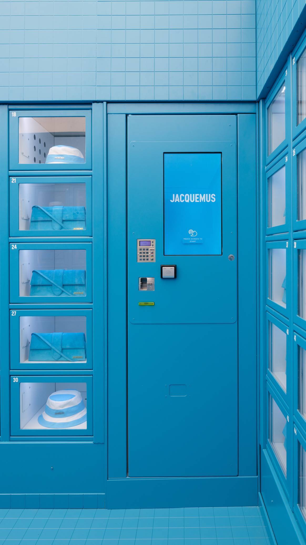Uso del color en las concept stores. Pop-up de la marca de lujo Jacquemus en Londres en mayo de 2022. Imagen: 'Le Bleu' pop-up de Jacquemus, propiedad de Jacquemus