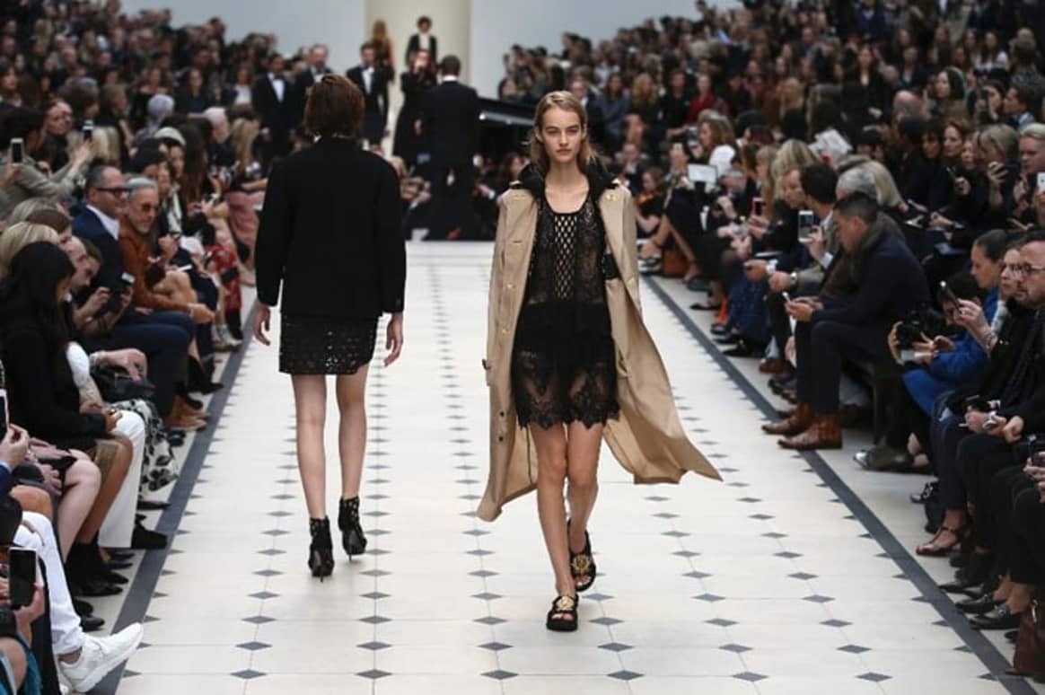 Burberry conjuga fuerza del cuero con delicados encajes en Fashion Week de Londres