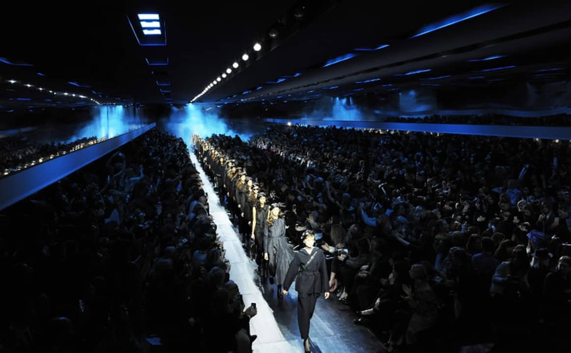 Tailleur pantalon, bleu nuit, appel de l'espace: la Fashion Week en quelques tendances