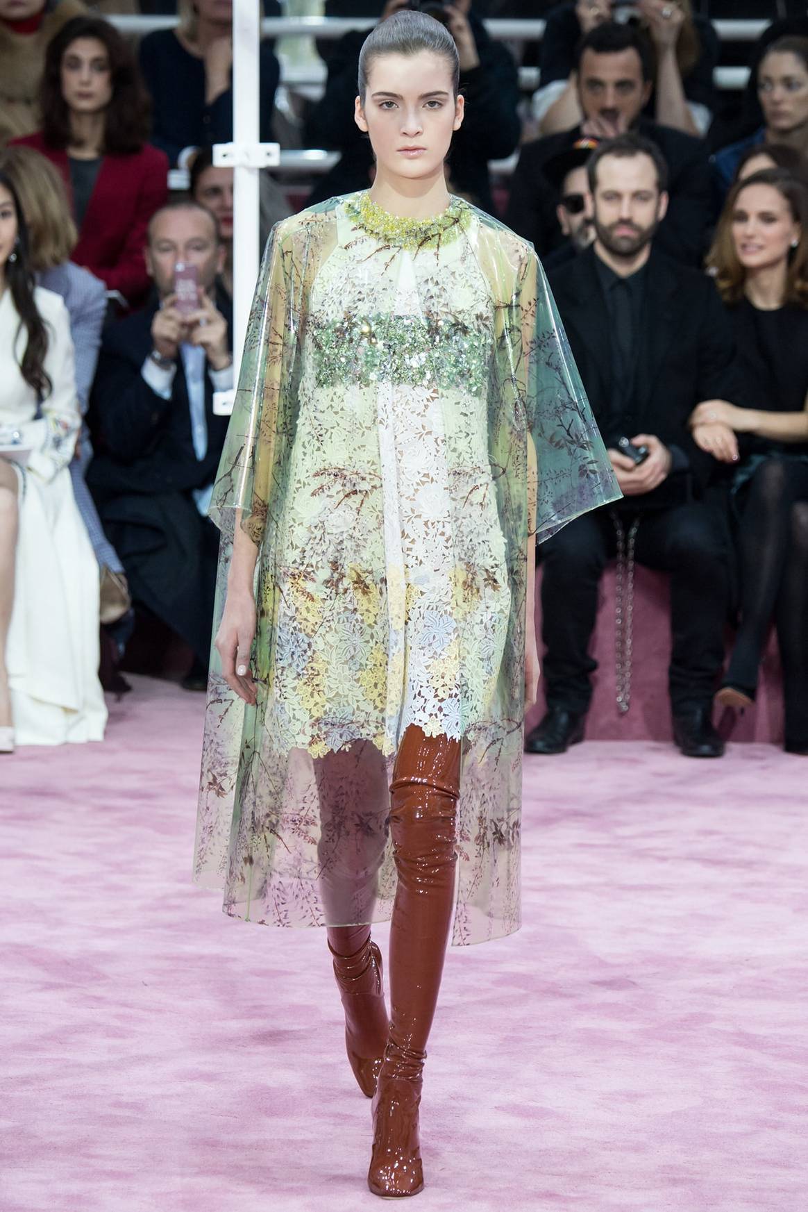 Mi-fleur, mi-Barbarella, la femme Dior version 2015 pour le défilé Haute Couture de Paris