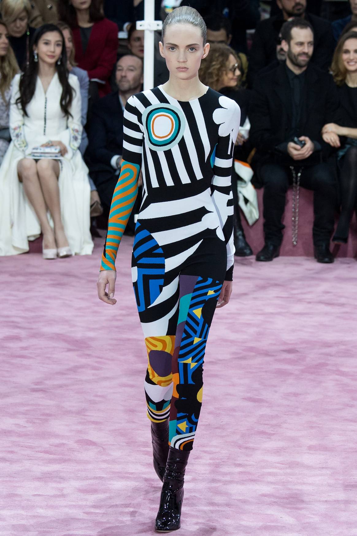 Mi-fleur, mi-Barbarella, la femme Dior version 2015 pour le défilé Haute Couture de Paris