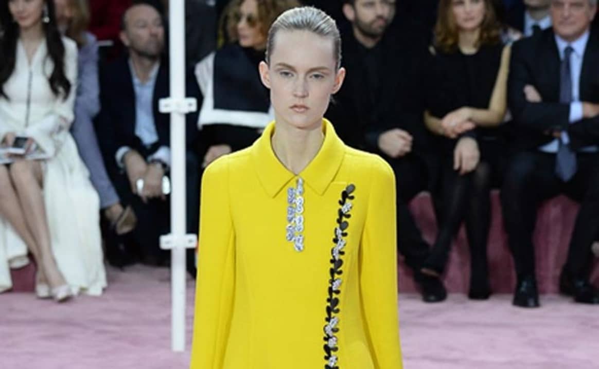 La "mujer-flor" de Dior regresó a la pasarela en versión retrofuturista
