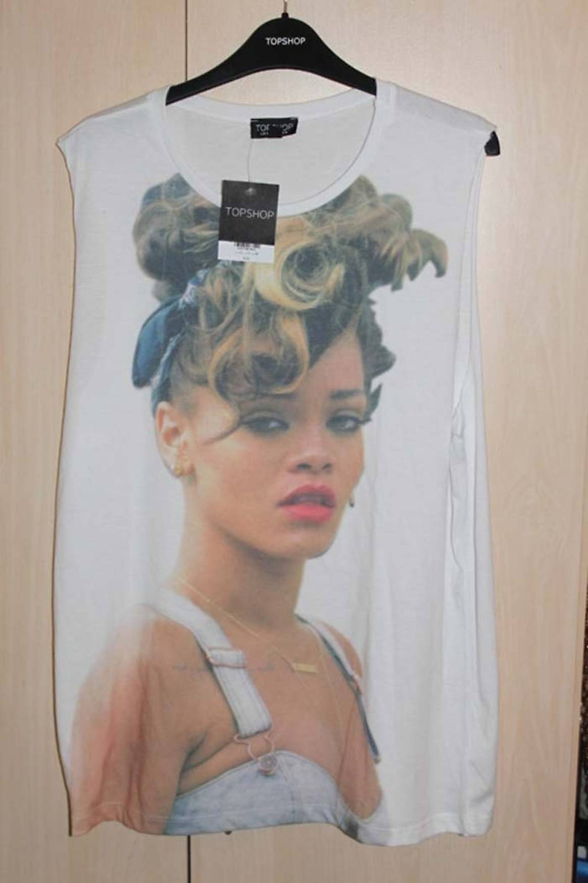 Topshop ordered to pay Rihanna's 1.5 million legal bill