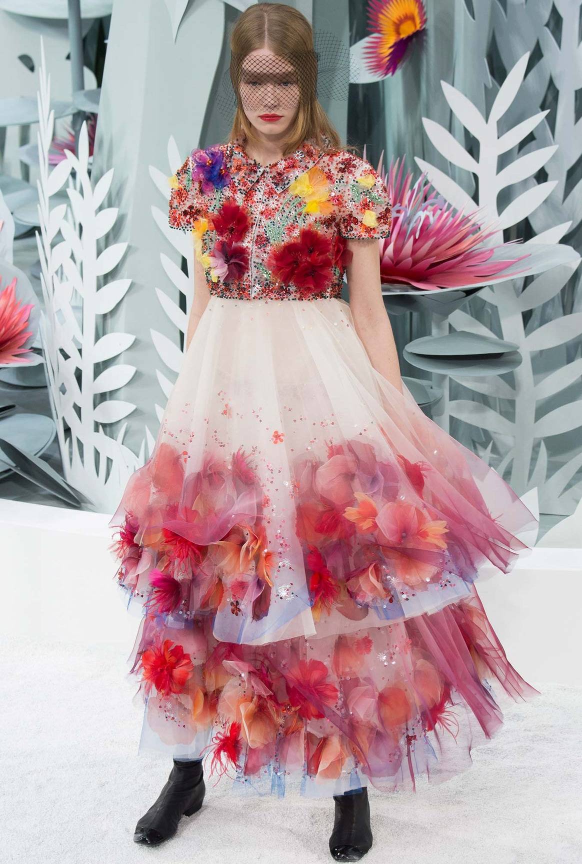 Haute couture: Chanel dévoile le nombril pour un printemps tropical