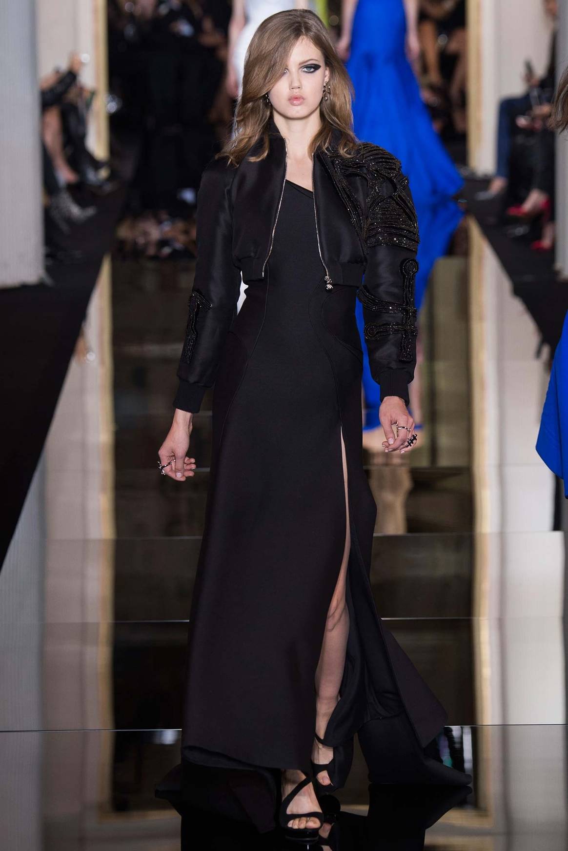 Versace ouvre le bal des défilés haute couture en célébrant les courbes féminines