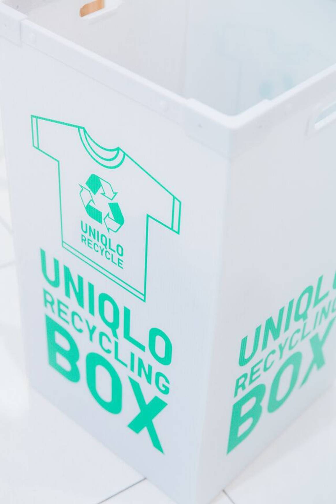 Uniqlo соберет одежду для беженцев