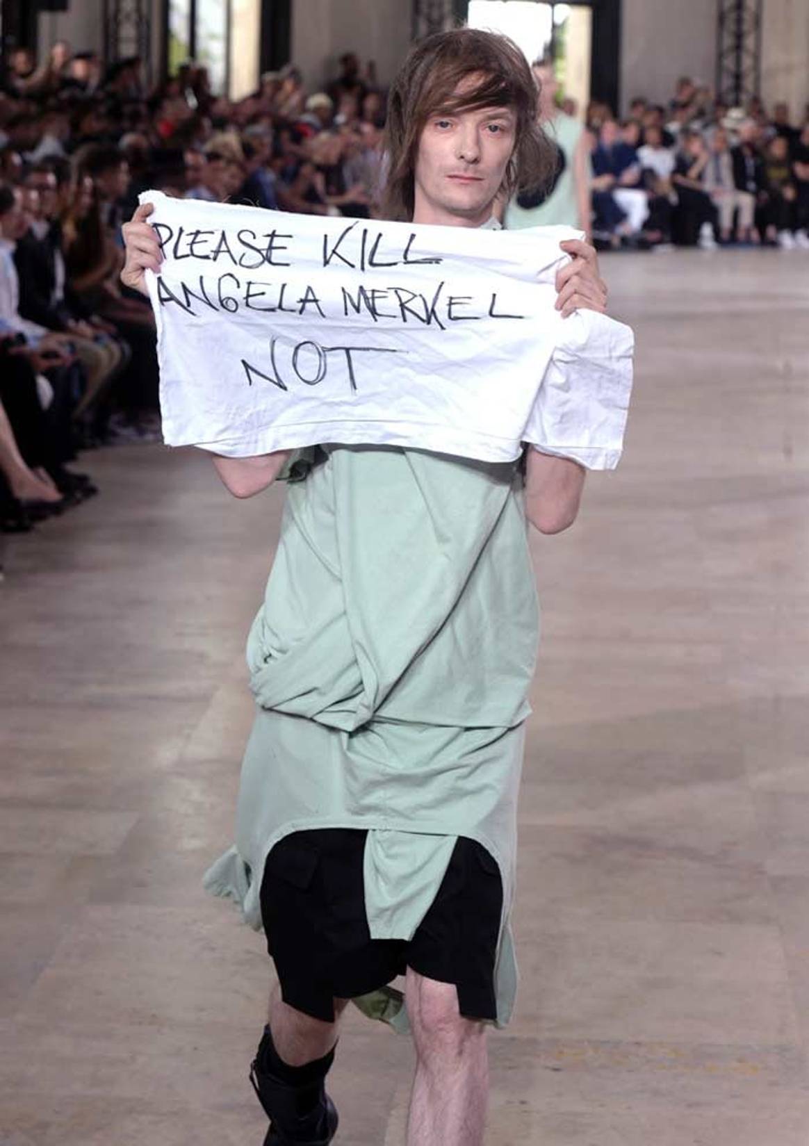Défilé Rick Owens: un mannequin brandit un message inattendu, colère du créateur