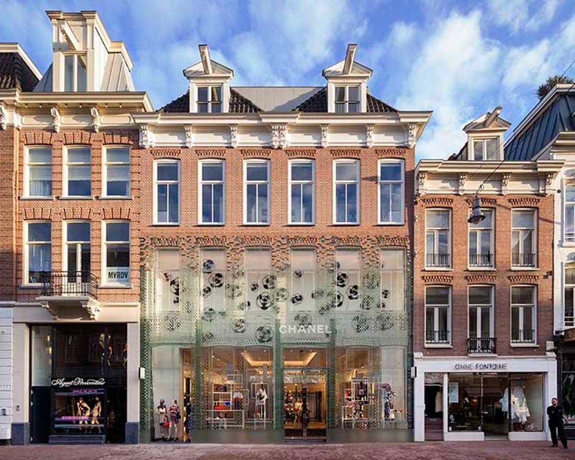 Kijken: nieuw winkelpand met glazen gevel aan de PC Hooftstraat