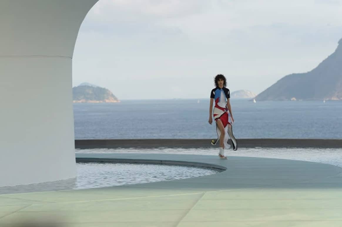 In beeld: Louis Vuitton cruise show in Rio de Janeiro