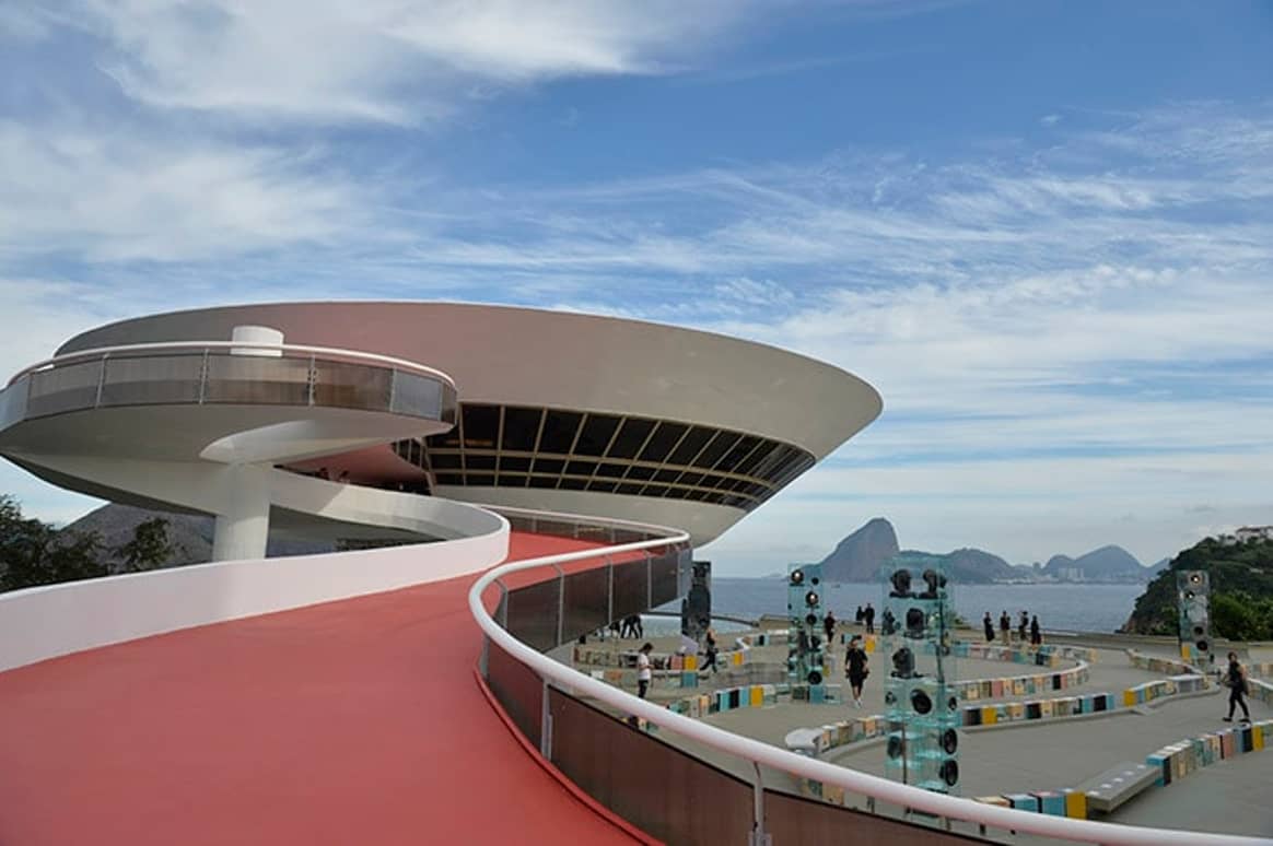 In beeld: Louis Vuitton cruise show in Rio de Janeiro