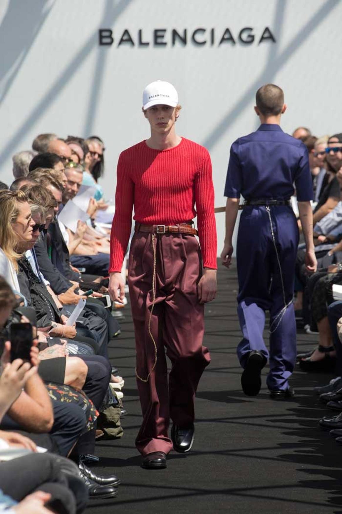Balenciaga debutó en moda masculina apelando a los códigos del fundador
