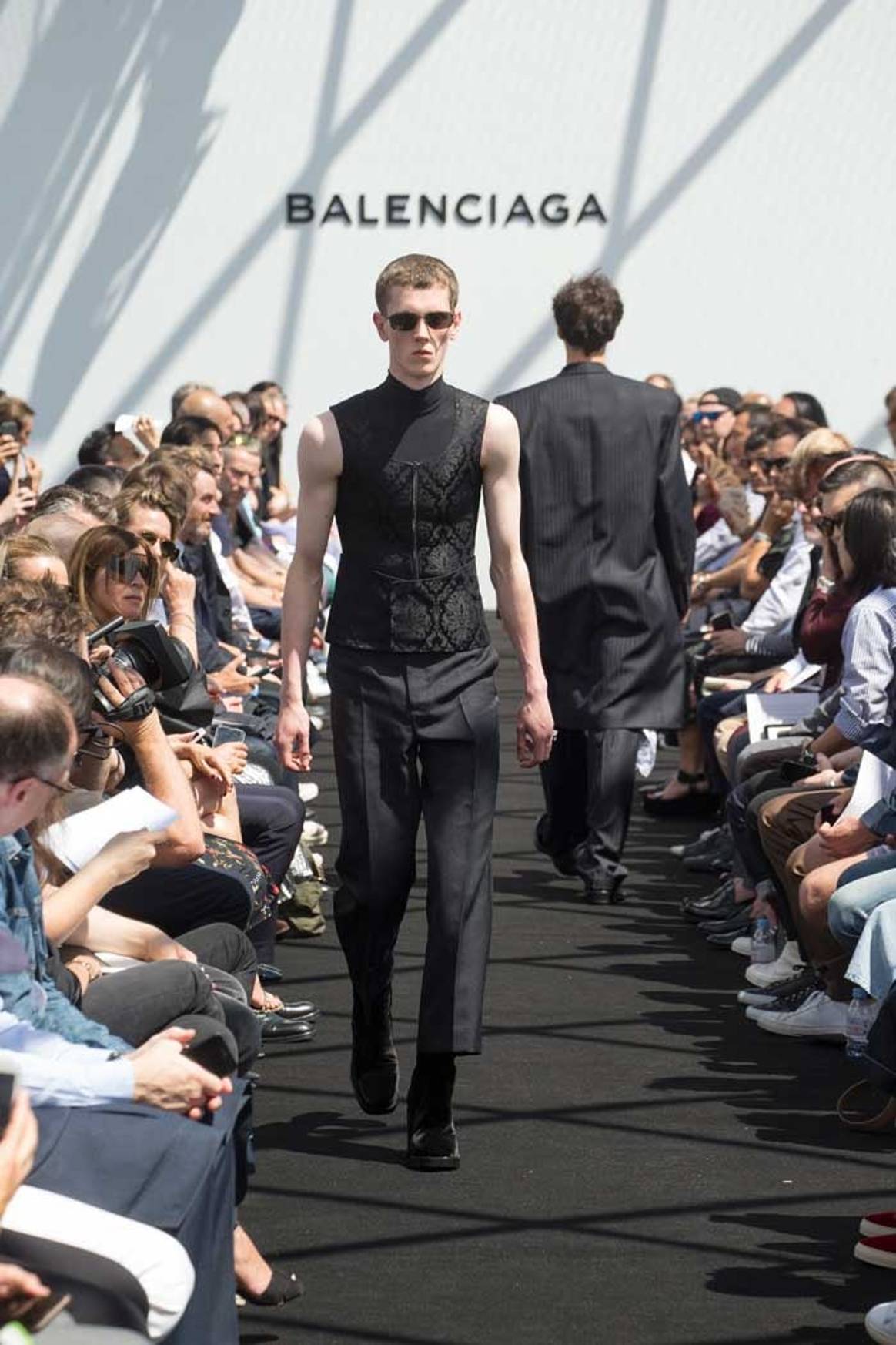 Balenciaga debutó en moda masculina apelando a los códigos del fundador