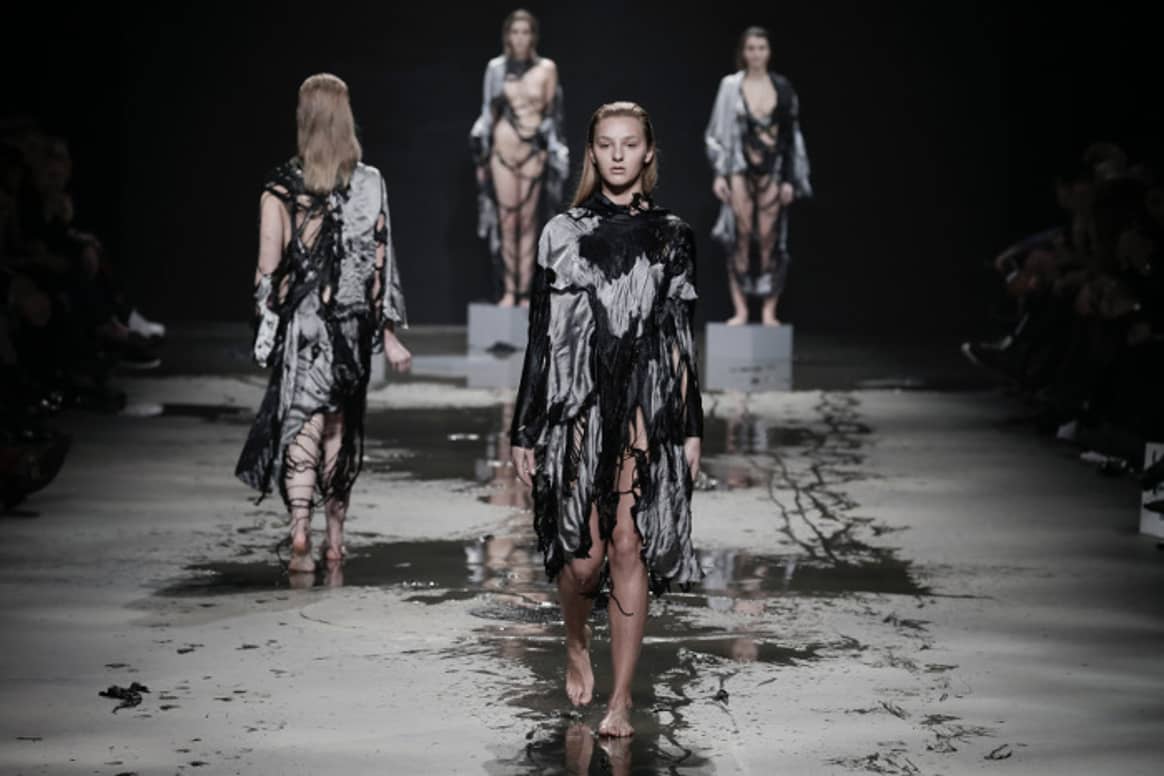 Amsterdam Fashion Week: Jef Montes laat collectie oplossen in water