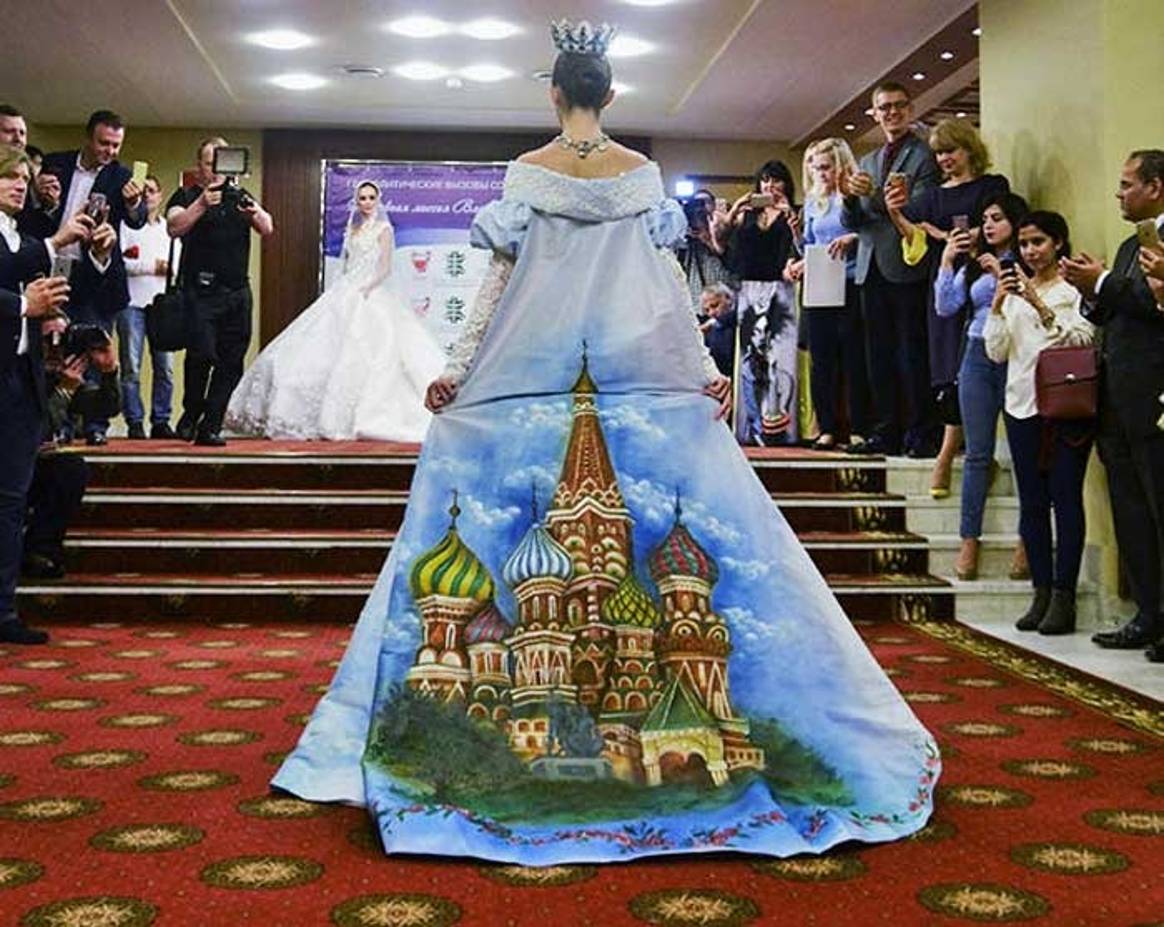 Платье с Путиным: как президента РФ сделали частью наряда