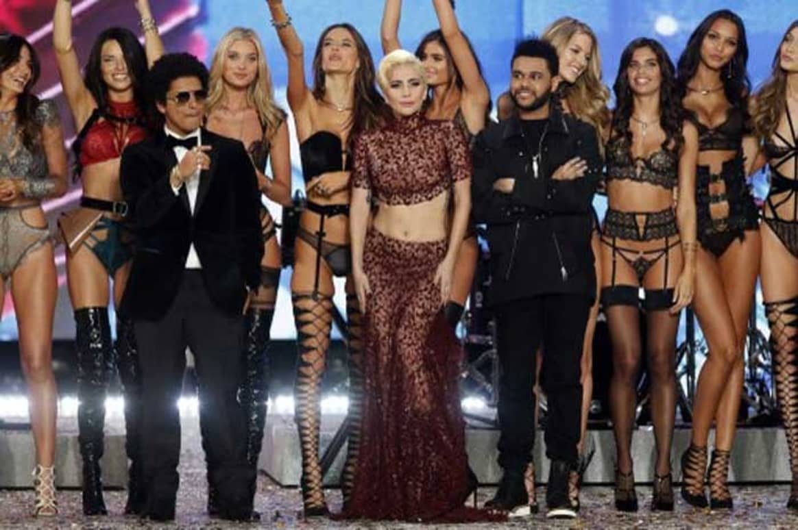 Ángeles, 'push up' y diamantes en el desfile parisino de Victoria's Secret