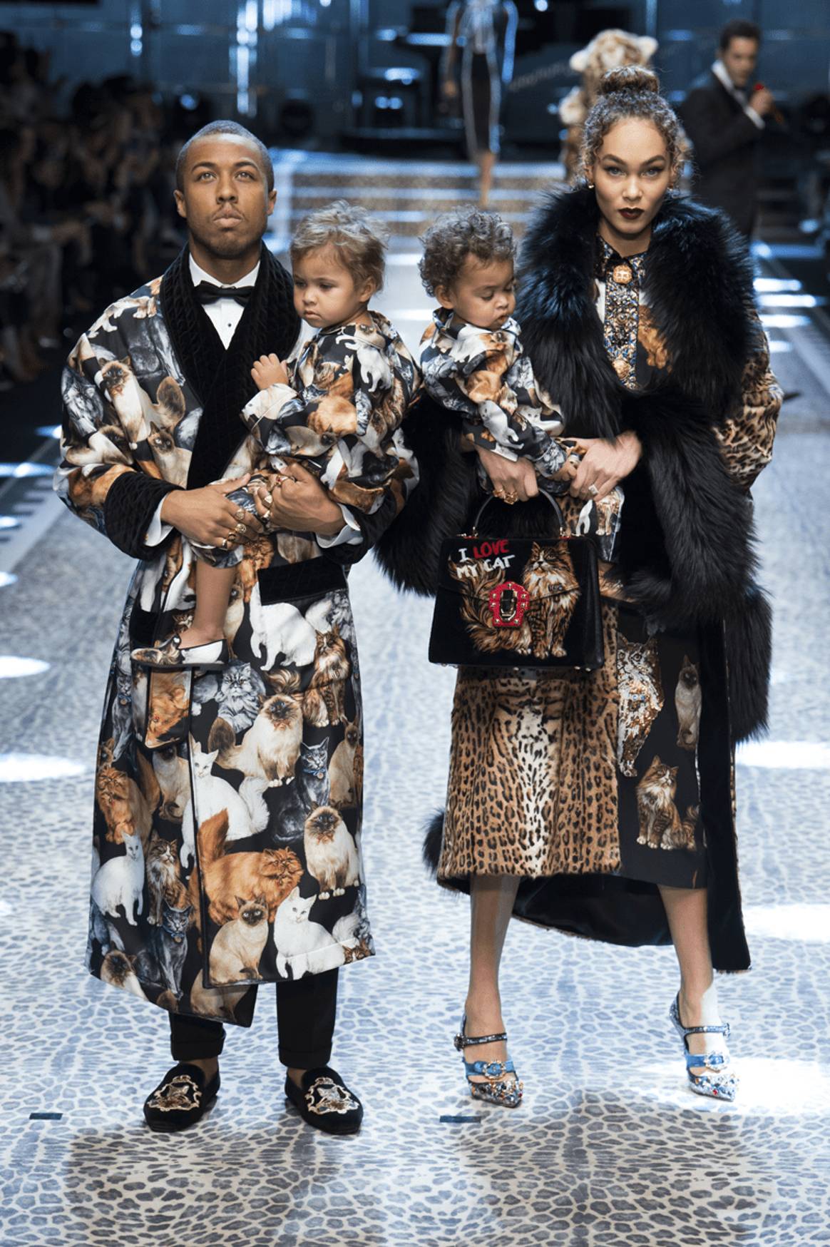 Dolce & Gabbana invita a jóvenes VIP a desfilar por la pasarela en Milán