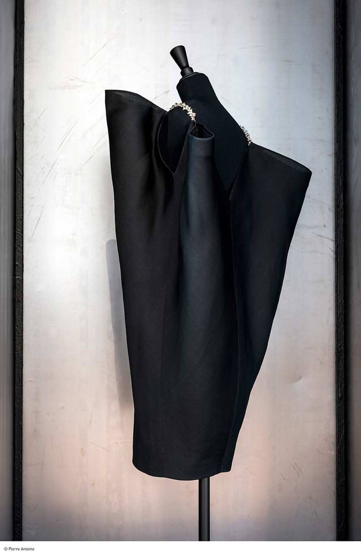Un vistazo: La nueva exposición de Balenciaga “Balenciaga es el nuevo negro”