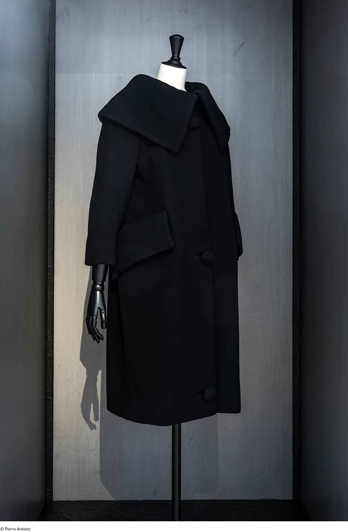 Sneak Peek: Balenciaga new retrospective: L’oeuvre au Noir'