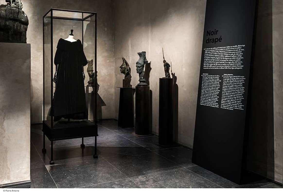 Les silhouettes aux noirs multiples du couturier Balenciaga au Musée Bourdelle