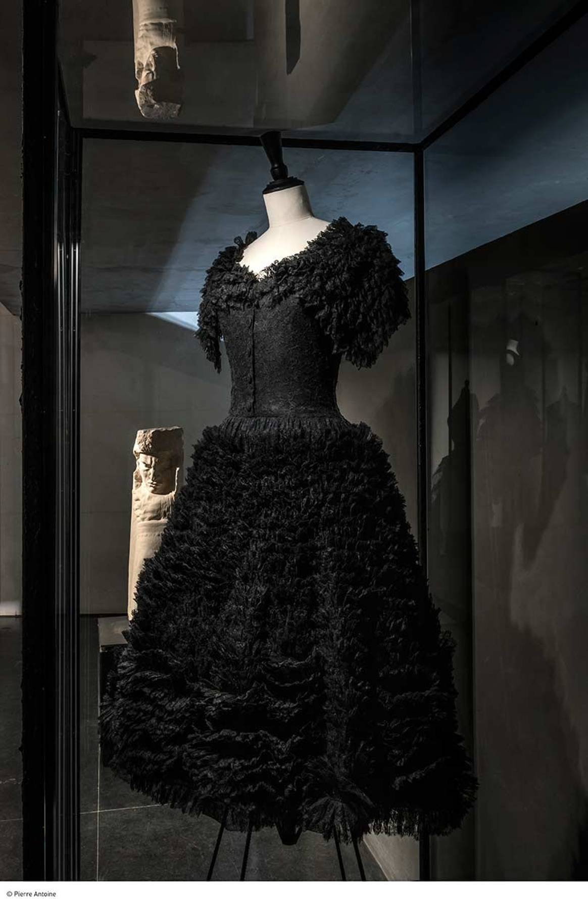 Un vistazo: La nueva exposición de Balenciaga “Balenciaga es el nuevo negro”