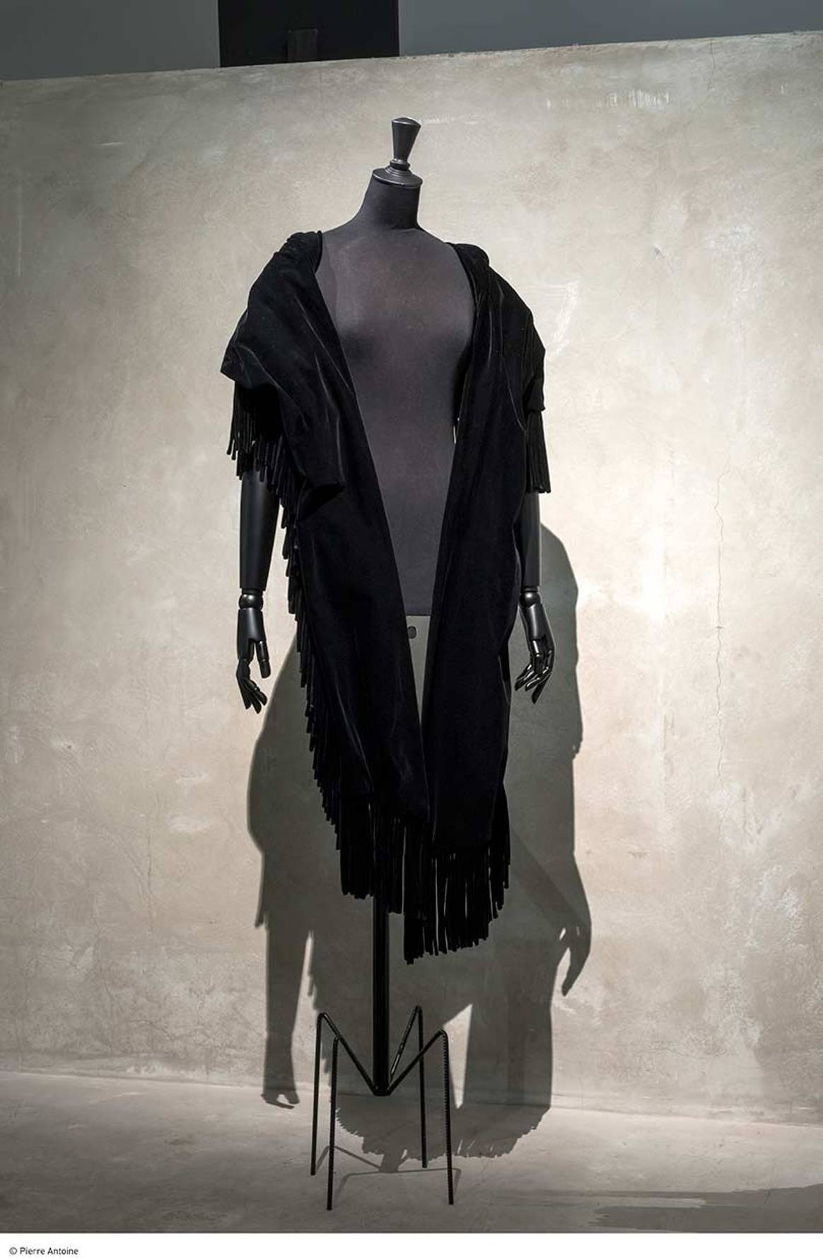 Les silhouettes aux noirs multiples du couturier Balenciaga au Musée Bourdelle