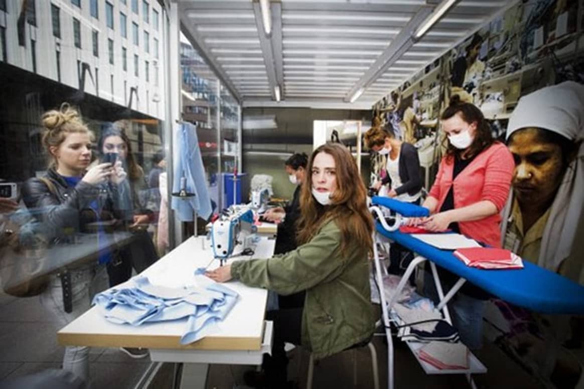 Pop-up sweatshop dringt industrie aan om transparanter te zijn
