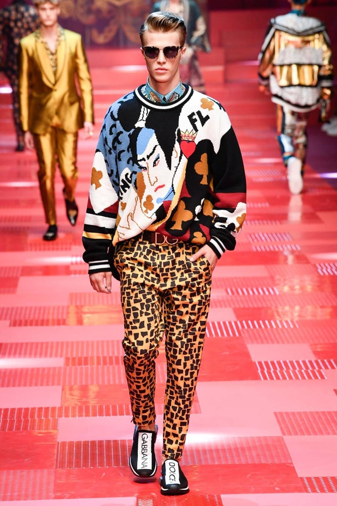 Dolce&Gabbana causa sensación en Milán, Versace rinde homenaje a Gianni