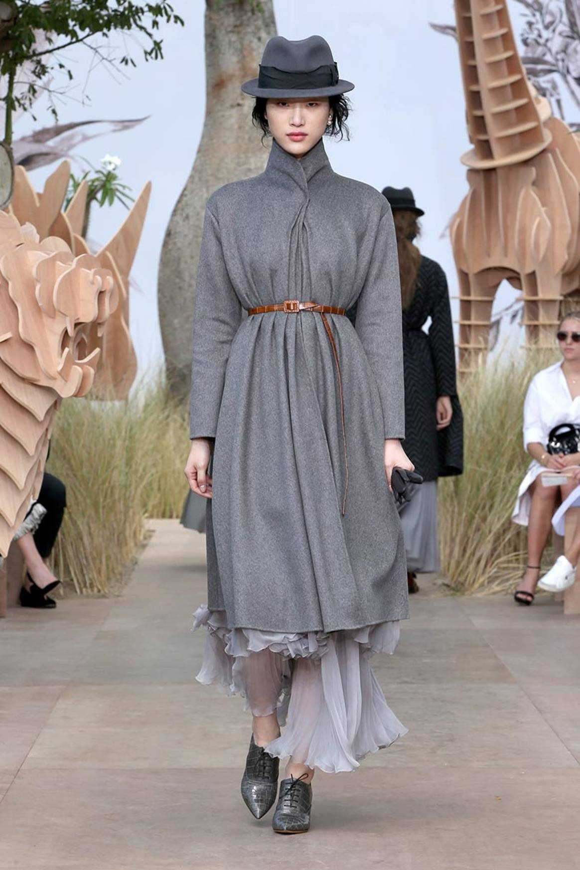 Haute Couture: Grau sind die Kleider des Couture-Boomas