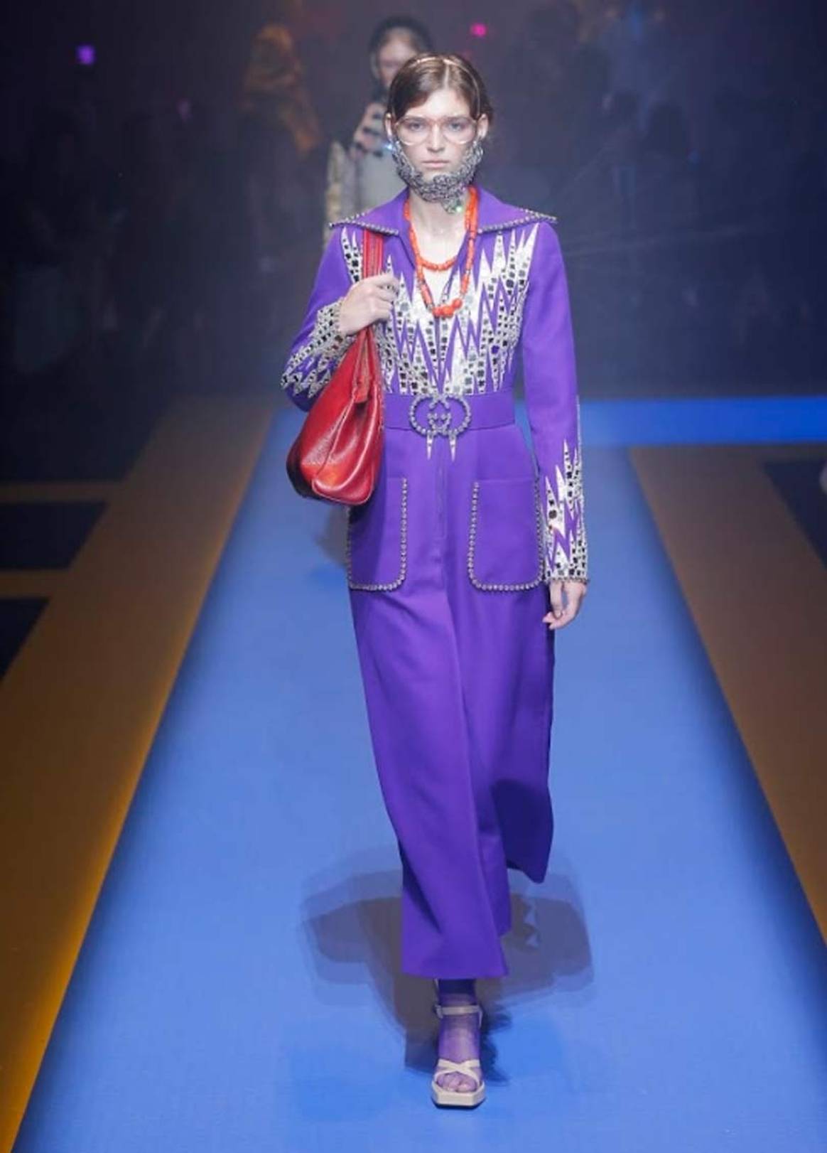 Gucci abre la Semana de la Moda de Milán con una oda a los años 80