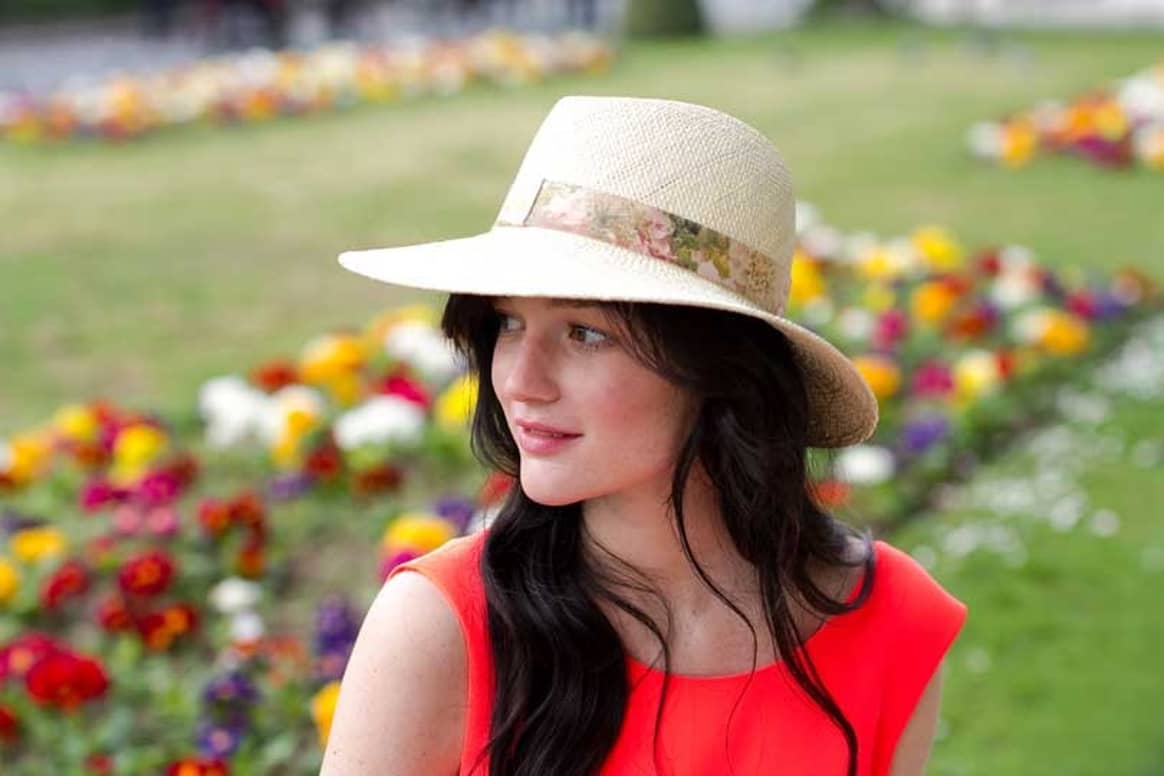 Ioanna Deschamps Paris :« Le chapeau est redevenu facile à porter, dans l’air du temps»