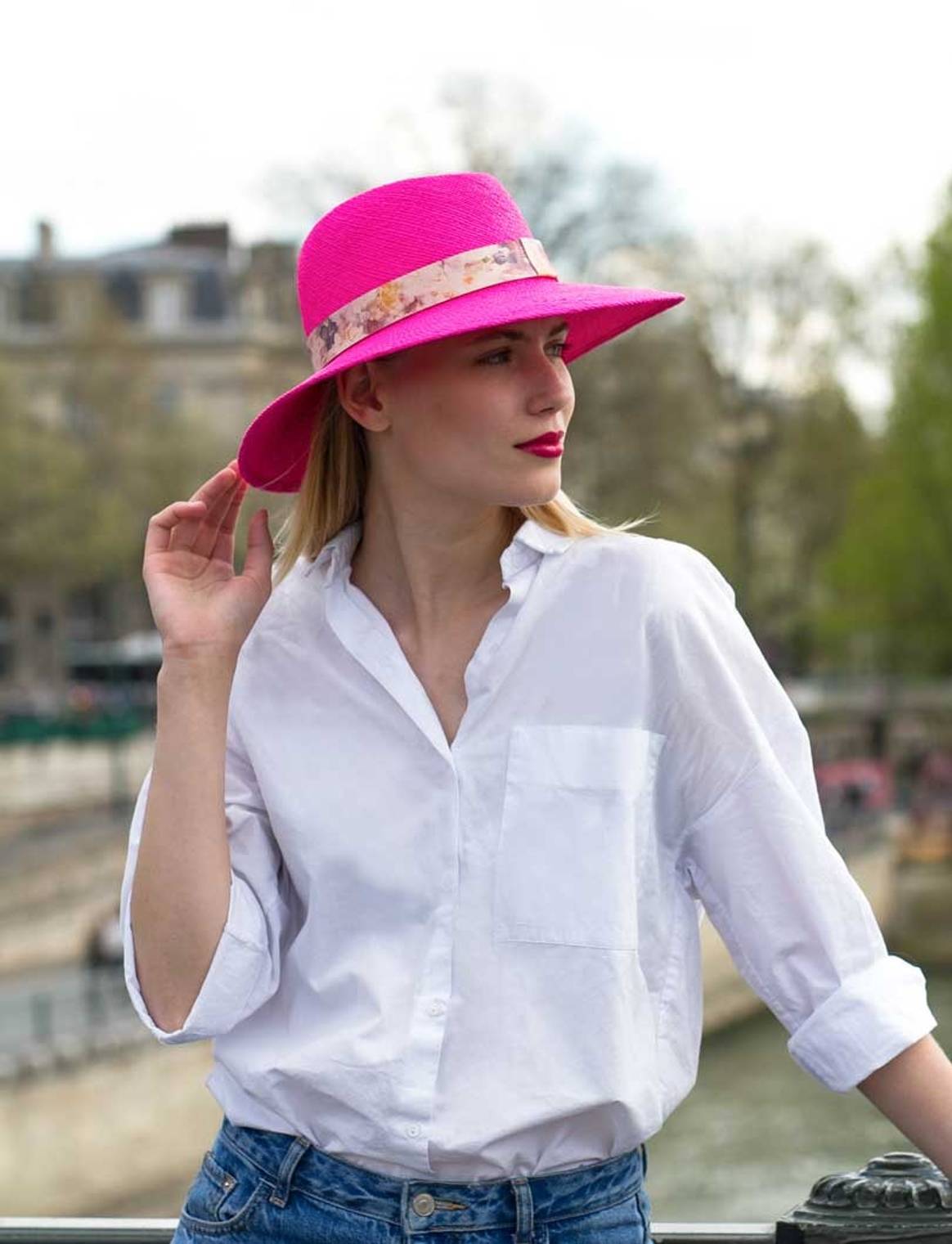 Ioanna Deschamps Paris :« Le chapeau est redevenu facile à porter, dans l’air du temps»