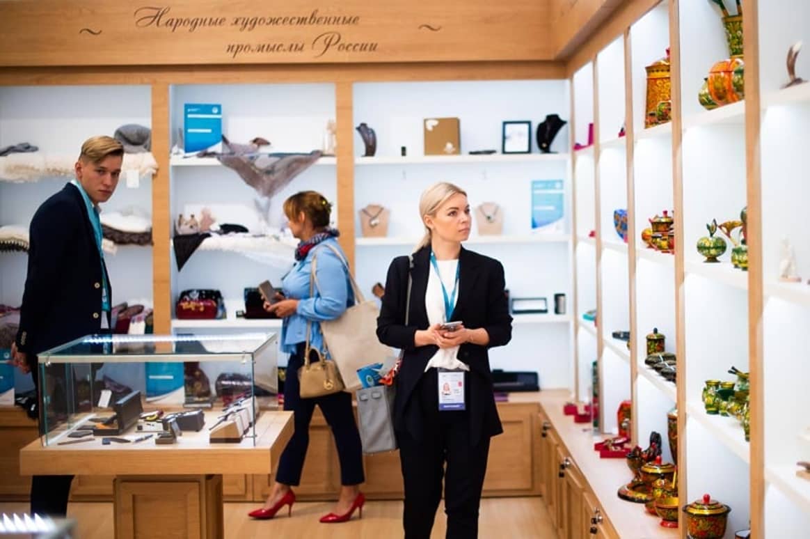 Россия в изделиях мастеров: Минпромторг представил Сувенирный павильон в Санкт-Петербурге