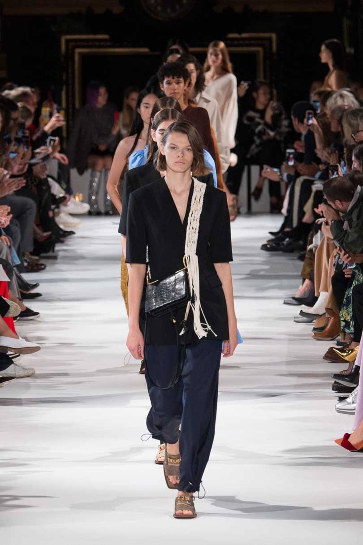 Fashion week: pantalon thaï chez Hermès, wax africain pour McCartney