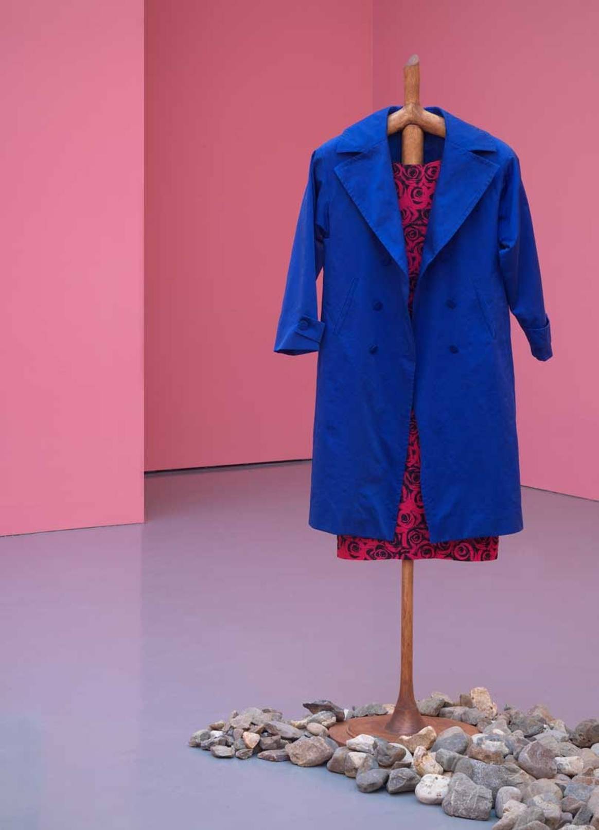 Kijken: Kunstenaar gebruikt kleding Agnès B. voor kunstinstallatie