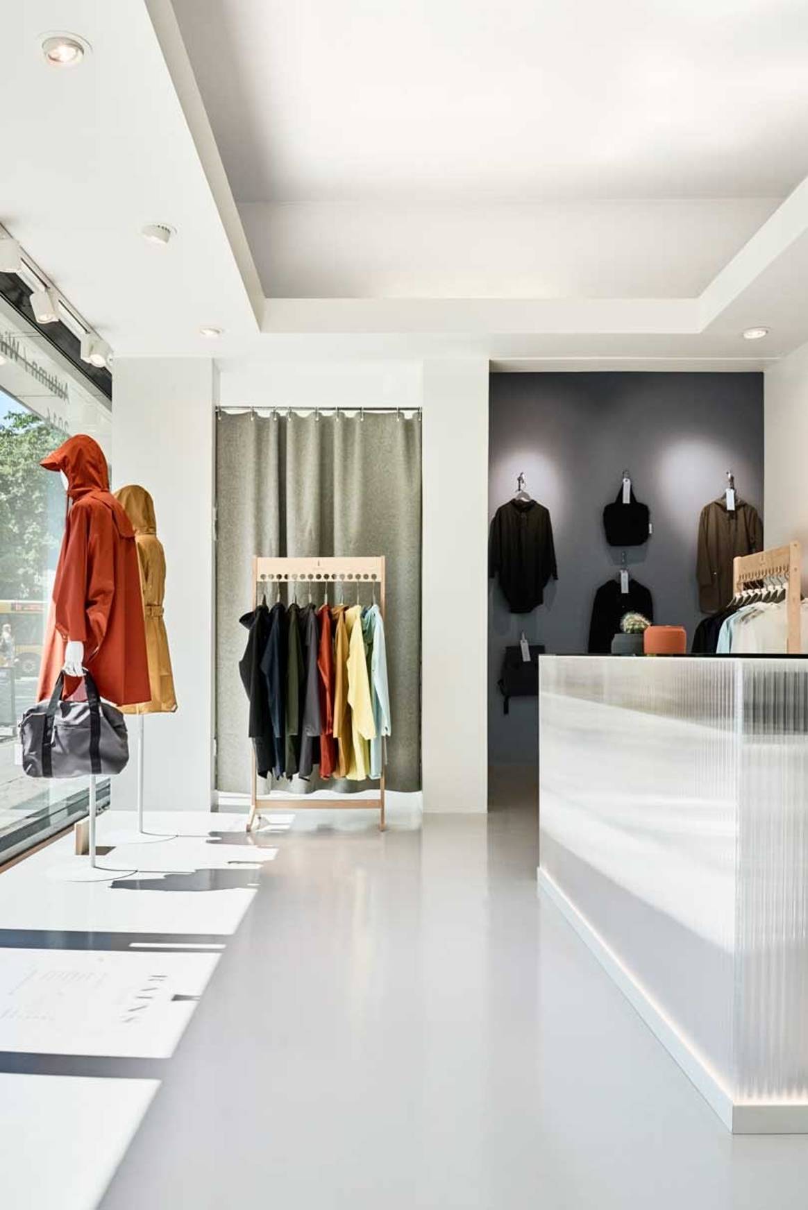 Rains opent concept store in Amsterdam