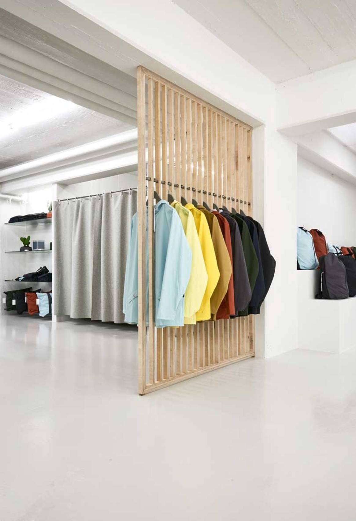 Rains opent concept store in Amsterdam