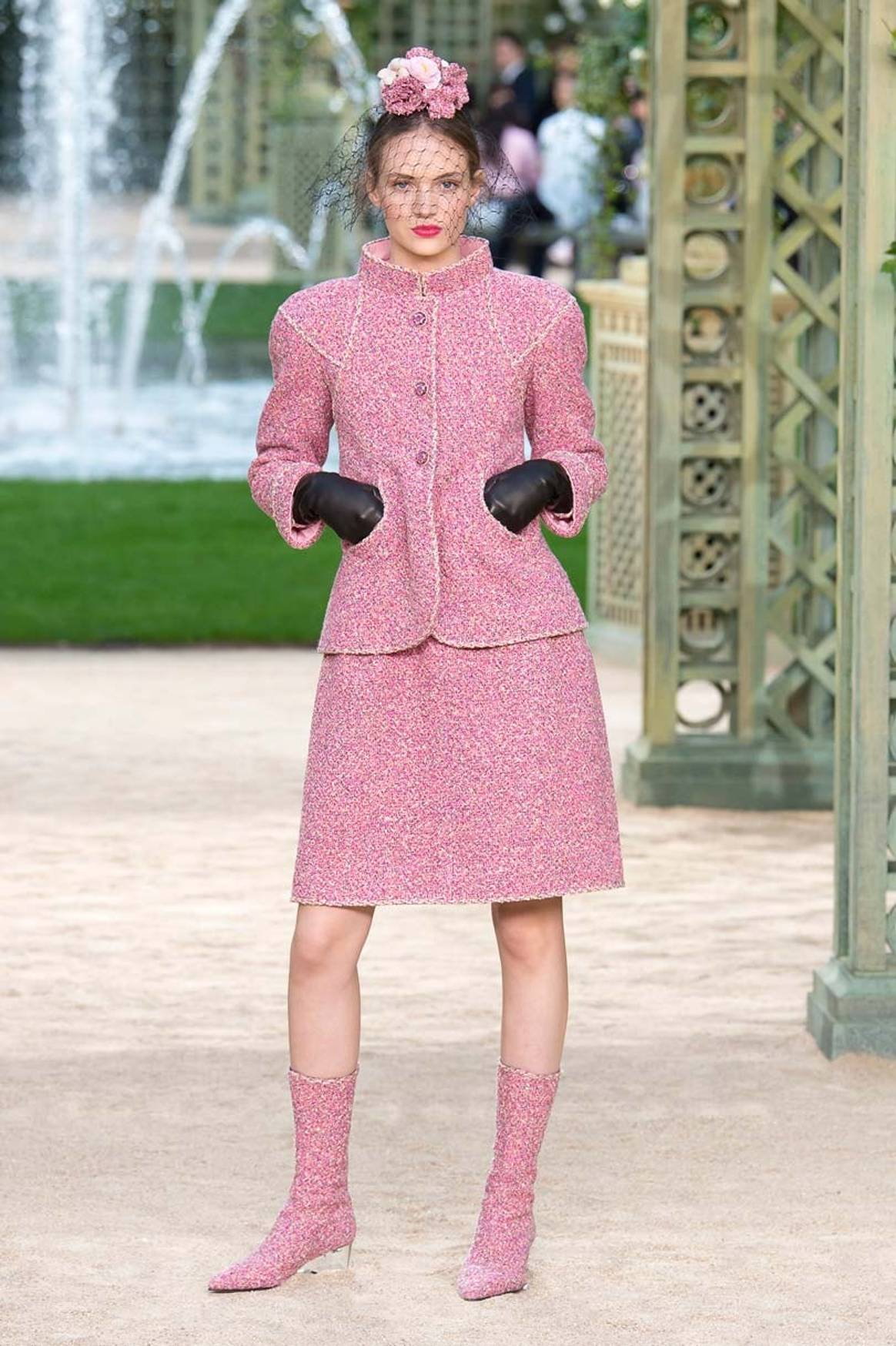 Princesas de rosa en el jardín francés de Karl Lagerfeld
