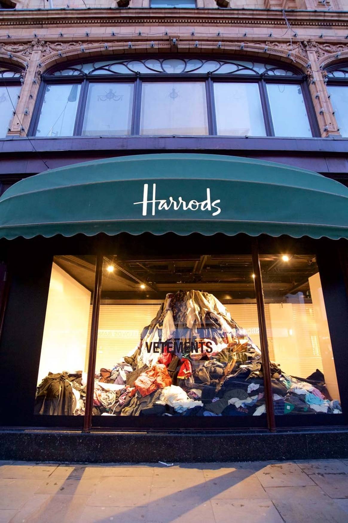 In Bildern: Vetements-Schaufenster bei Harrods
