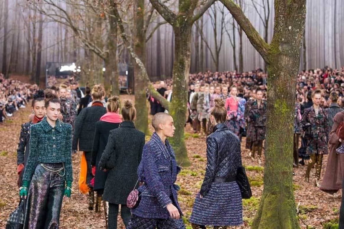 Модный дом Chanel показал новую коллекцию в лесу