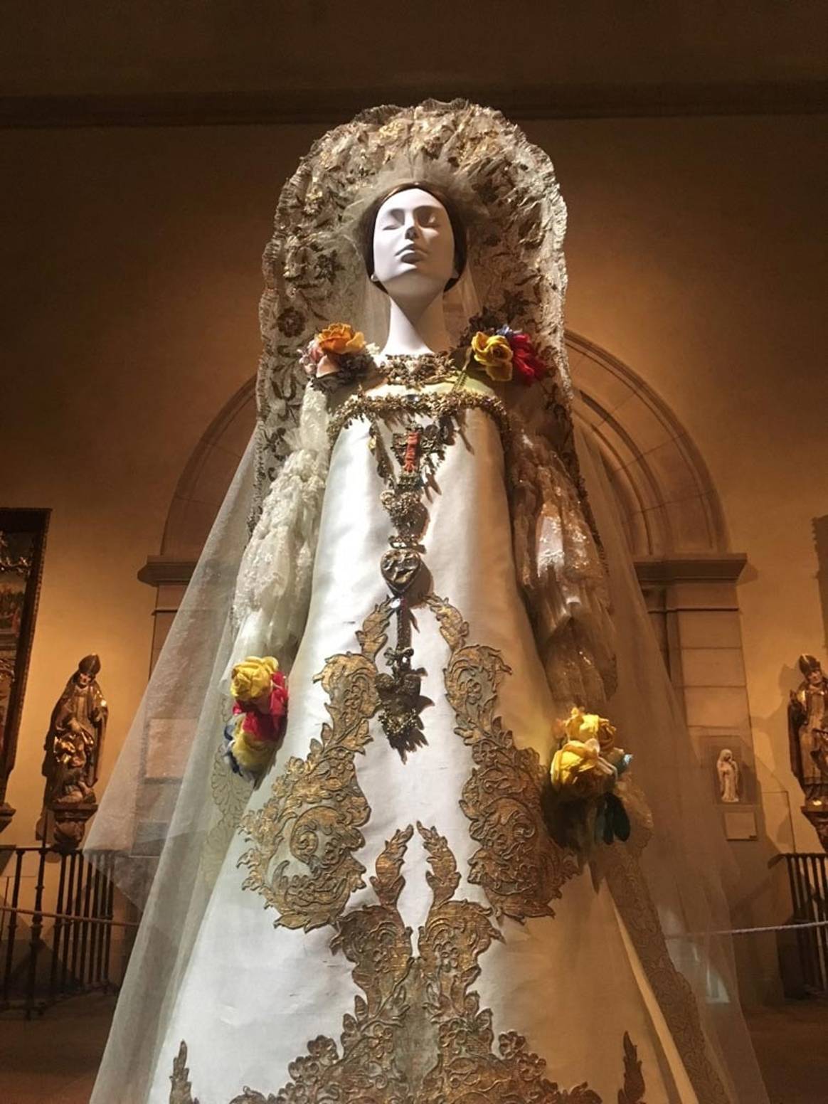 Kritik: Heavenly Bodies; Fashion and the Catholic Imagination