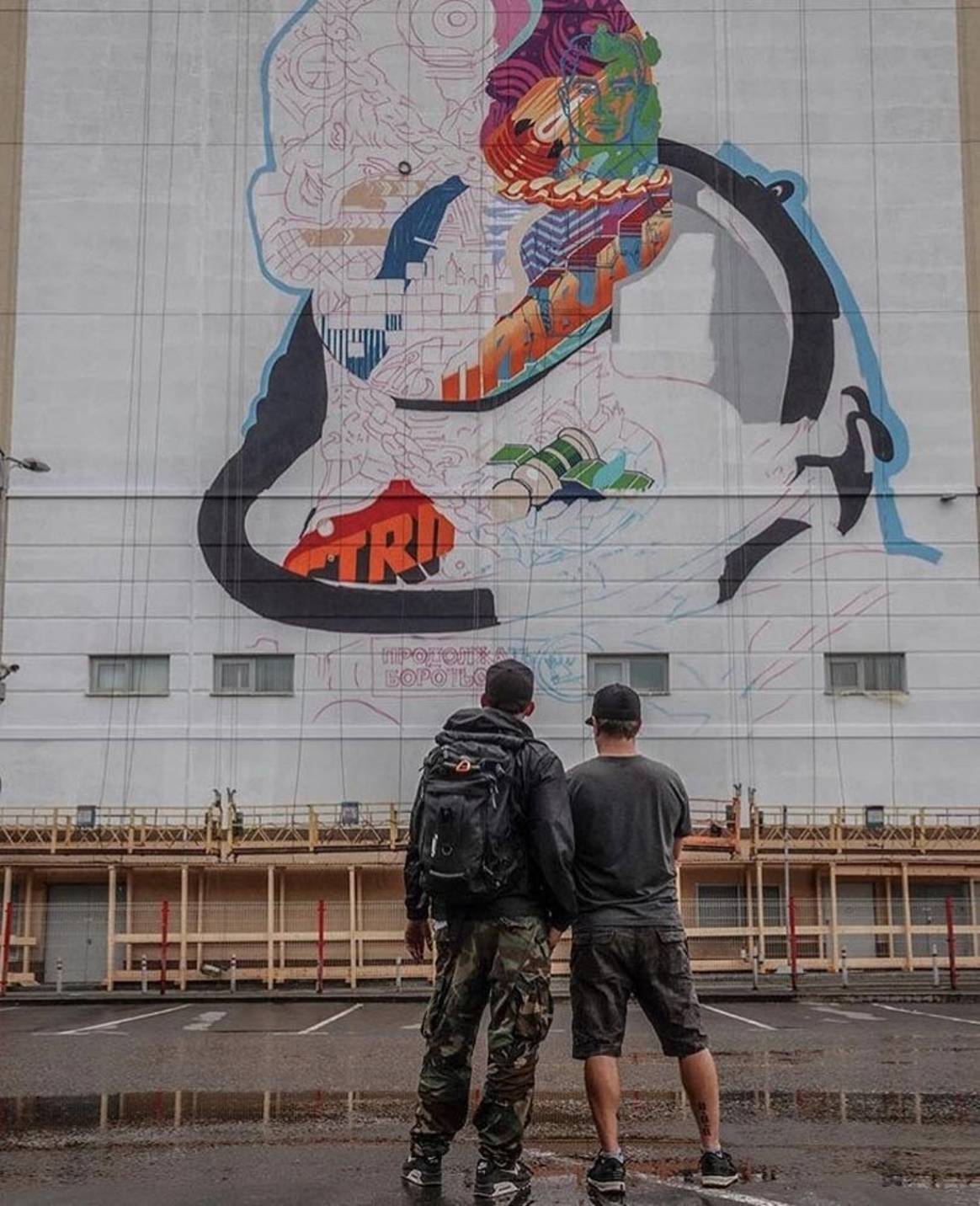 Мировые стрит-арт художники разрисовали ТЦ «Атриум» на Курской