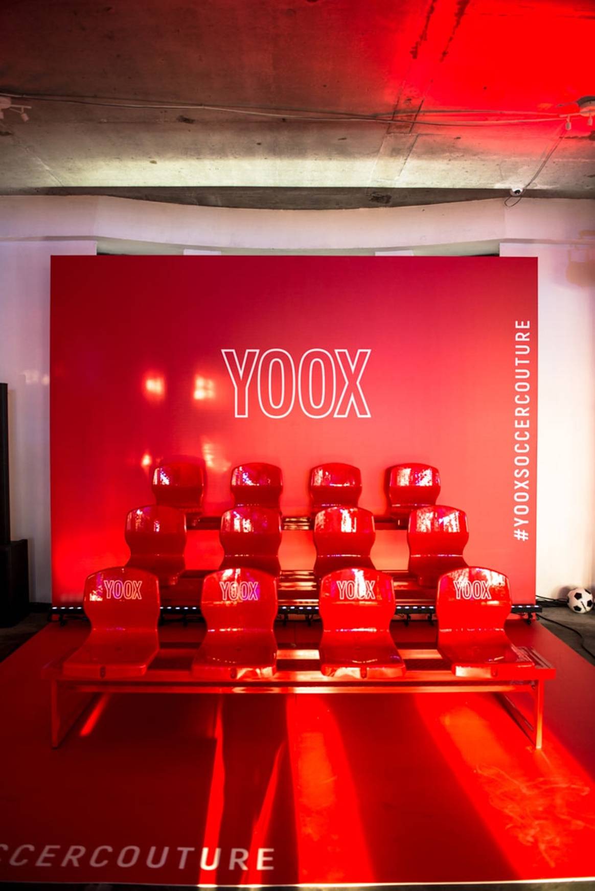 На Yoox начались продажи футбольной коллекции, созданной 14 дизайнерами