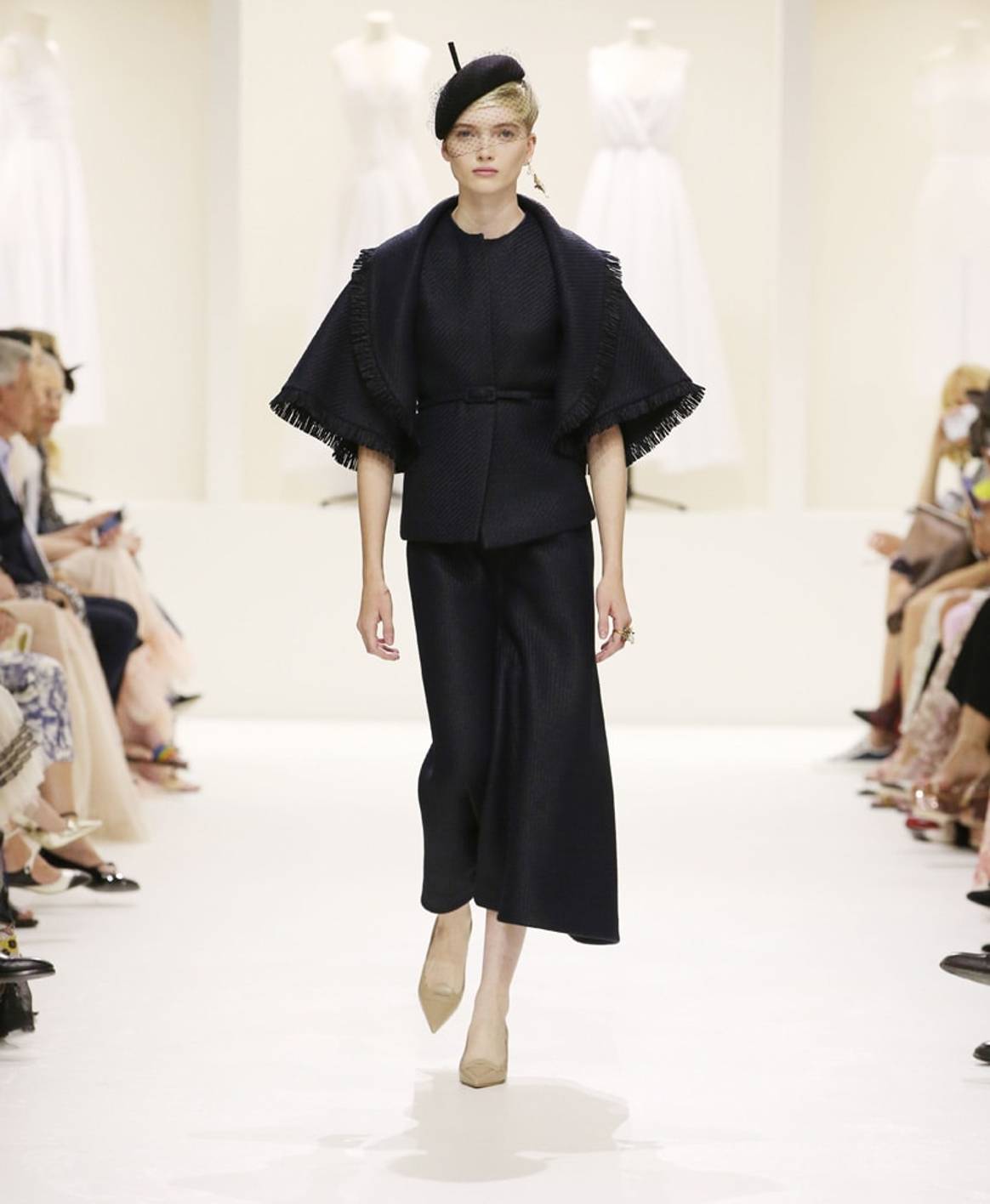 Een zwart kostuum als beste keus - de trends van Paris Haute Couture Week